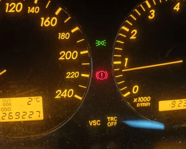 Kontrolka hamulca ręcznego i DTC C1241 Toyota. Na desce rozdzielczej świeci się kontrolka hamulca ręcznego, VSC i TRC OFF.