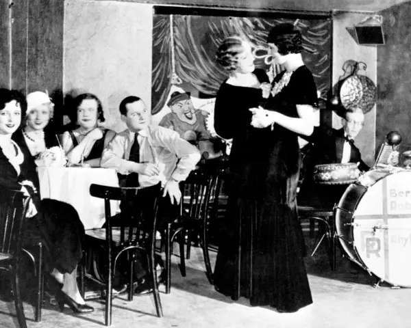 Tanzpaar in einem Berliner Nachtclub, Berlin 1920. Musiker im Hintergrund, Gäste an Tischen.