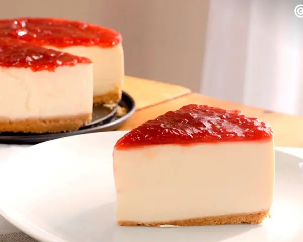 Deliciosa tarta de queso sin horno con cobertura de fresa, cremosa y con base crujiente. ¡Perfecta para cualquier ocasión!