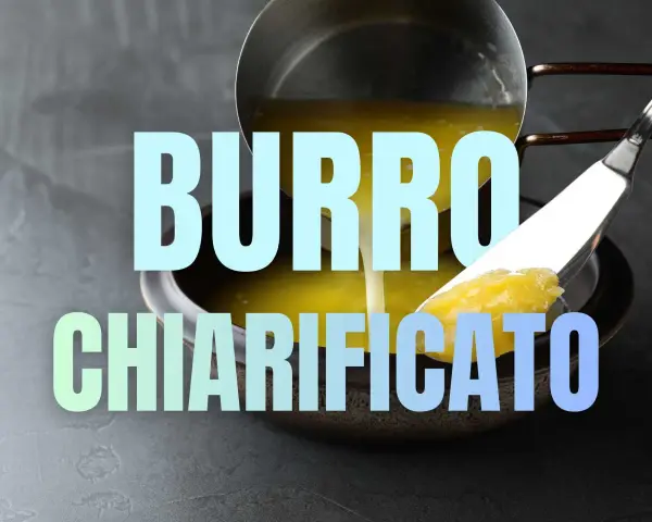 Burro chiarificato dorato versato da un pentolino in una ciotola, con una spatola che ne raccoglie una porzione.