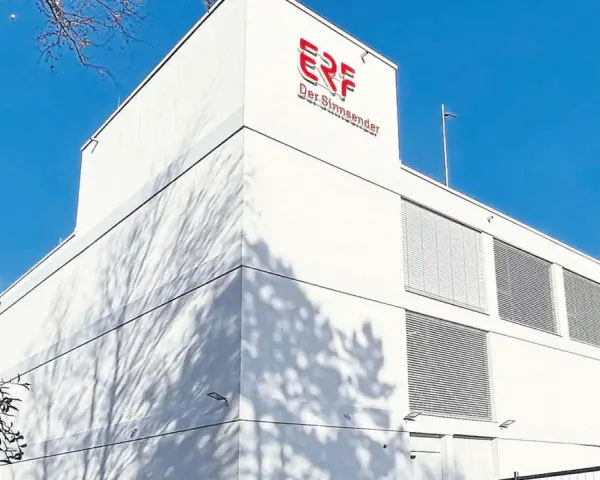 Das Gebäude von ERF, "Der Sinn-Sender", strahlt in der Sonne.