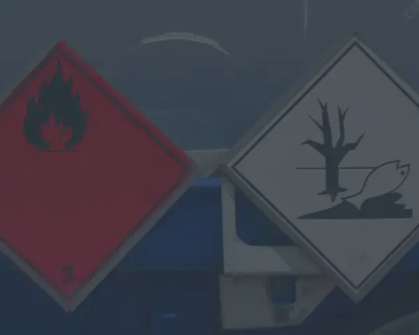 Dwa znaki ADR: łatwopalność (czerwony) i zagrożenie dla środowiska (biały). Pytania i odpowiedzi dotyczące transportu.