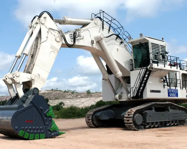 Potężna koparka Liebherr 944 z łyżką gotowa do pracy. Idealna do nauki pytań na egzamin koparki kl 3.