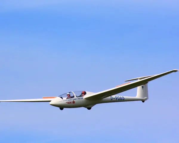 Dwóch pilotów w szybowcu D-9065. Chcesz wiedzieć, jak zostać pilotem samolotu? Zacznij od nauki latania szybowcem!