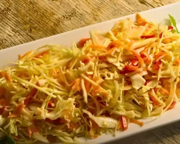 Sałatka jak z chińskiej restauracji – idealny przepis na chrupiącą surówkę