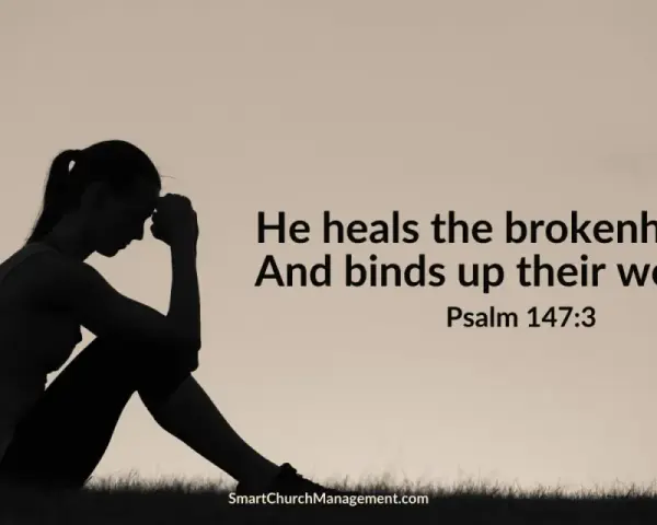 Silhouette of a woman with her head in her hands, finding solace in versiculos de sanidad. Psalm 147:3.