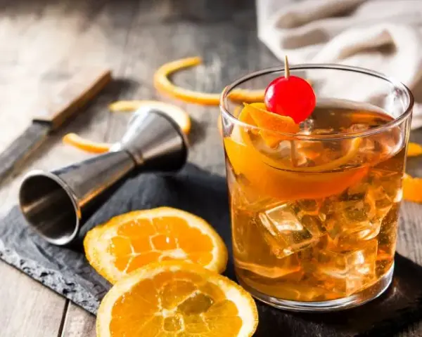 Drinki z whisky: Klasyki i proste miksy – Przepisy eksperta