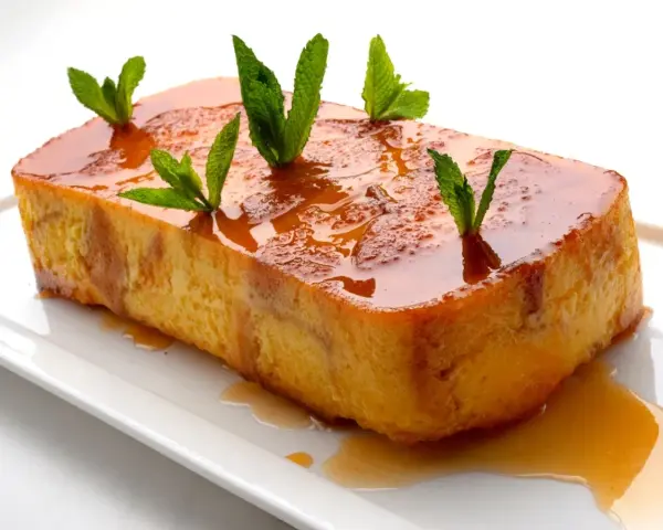 Delicioso pan de calatrava bañado en caramelo y decorado con hojas de menta fresca.
