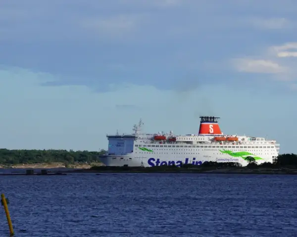 Prom Stena Line płynie z Gdyni do Karlskrony. Podróż trwa ok. 10 godzin.