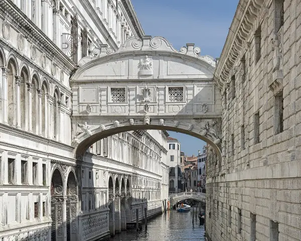 Ponte dei Sospiri a Venezia, collegava le prigioni al Palazzo Ducale. I condannati, vedendo la laguna per l'ultima volta, sospiravano.
