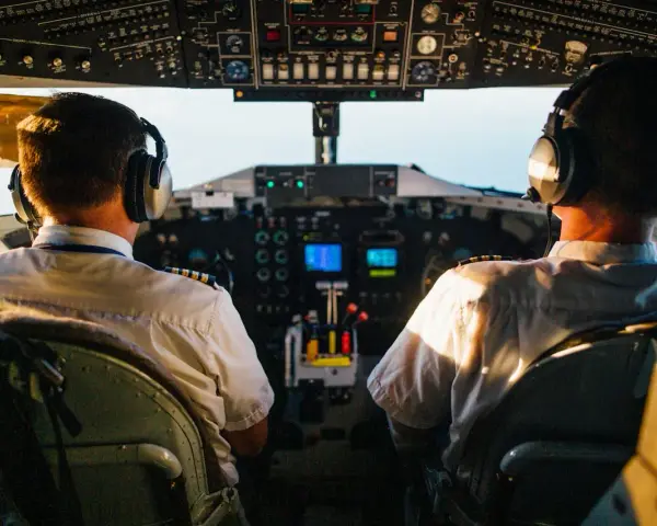 Dwóch pilotów w kokpicie samolotu. Zastanawiasz się, ile zarabia pilot samolotu? To odpowiedzialna praca.