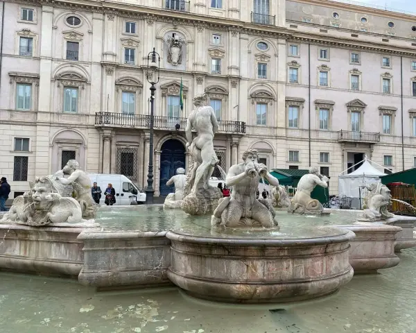 Fontanna Czterech Rzek na Piazza Navona, z barokowym Palazzo Braschi w tle.