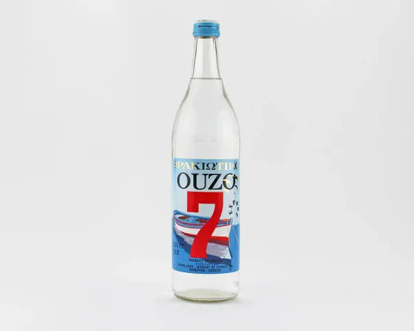Flasche Ouzo mit der Aufschrift "37,5% VOL". Die Frage "wie viel prozent hat ouzo" wird hier beantwortet.