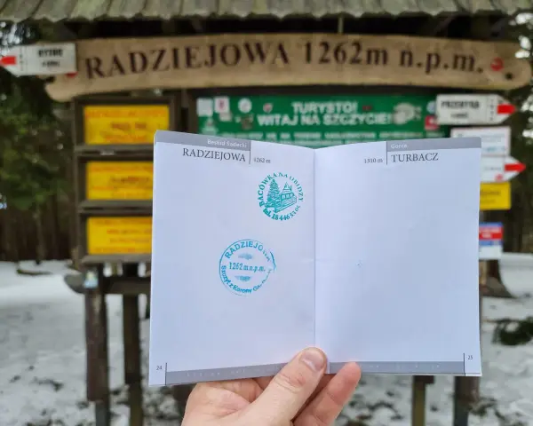 Na szlaku na Radziejową, w Beskidzie Sądeckim, zdobyto szczyt 1262 m n.p.m. Potwierdzają to pieczątki w książeczce zdobywcy Korony Gór Polski.