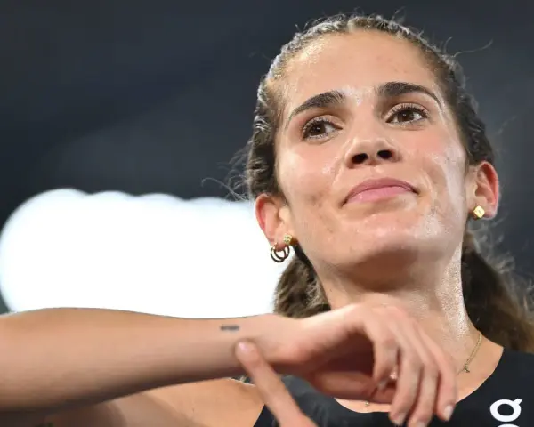 Marta García, atleta de atletismo, con el rostro sudoroso y una mirada de concentración.