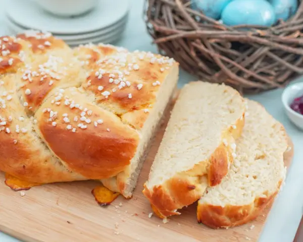 Goldbrauner Hefezopf mit Hagelzucker, perfekt für ein Osterfrühstück. Dieses Hefezopf Rezept ist ein Genuss!