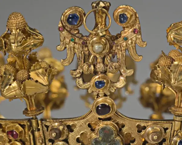Złoty skarb ze Środy Śląskiej: korona z orłem i klejnotami, symbol bogactwa i historii.