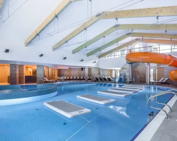 Wodne szaleństwo w hotelach z aquaparkiem w górach! Basen z dmuchanymi wyspami i zjeżdżalnią zaprasza do zabawy.