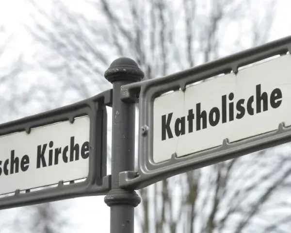 Straßenschilder weisen den Weg zur Evangelischen und Katholischen Kirche. Ein sichtbarer Unterschied katholisch evangelisch.