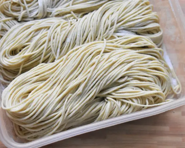 Jak zrobić makaron ramen? Przepis na idealną sprężystość!