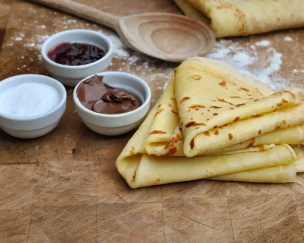 Crêpes dorées prêtes à garnir de confiture, pâte à tartiner ou sucre. Une recette pâte à crêpe facile sans repos pour un goûter gourmand.