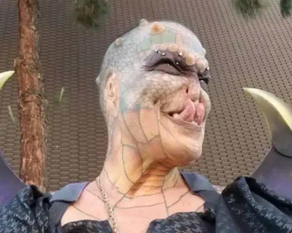 Eva Tiamat Medusa, w stylizacji przypominającej mityczną Meduzę, z łuskami i skrzydłami, wygląda jak postać z legend.