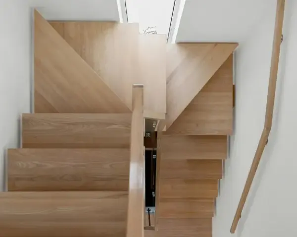 Escaleras de madera para sótano: ¿Cómo elegir y proteger de la humedad?