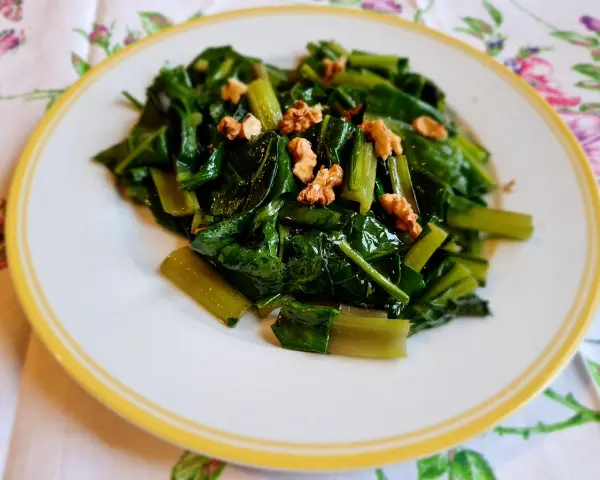 Verdure a coste in padella, saltate con noci croccanti, un contorno sano e saporito.