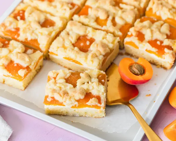 Saftiger Aprikosen-Blechkuchen mit Streuseln, perfekt für Ihre nächsten Blechkuchen Rezepte.