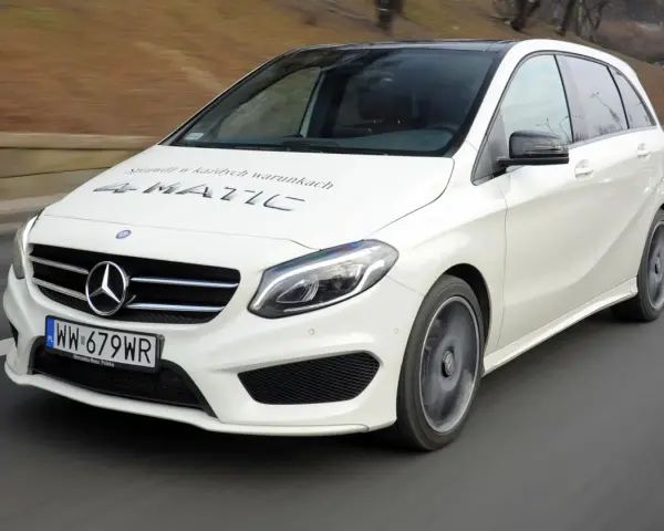 Biały Mercedes W246 4MATIC w ruchu. Warto znać potencjalne mercedes w246 awarie i problemy, by cieszyć się jazdą.