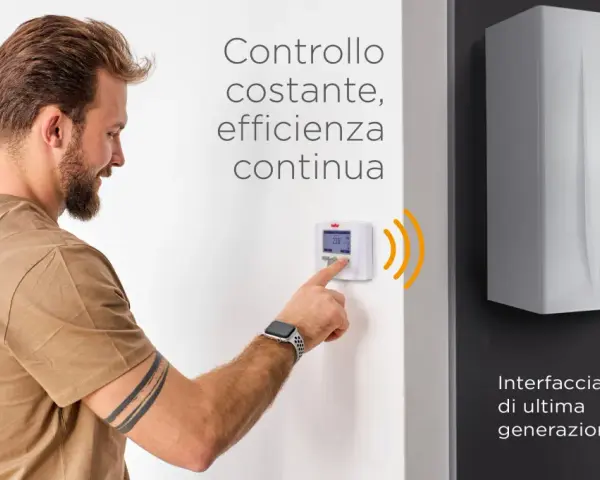 Uomo interagisce con il termostato per un controllo costante e un'efficienza continua. L'interfaccia di ultima generazione garantisce comfort e risparmio.
