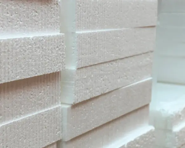 Stos płyt styropianowych, idealnych na mur 40 cm. Grubość i struktura materiału sugerują doskonałą izolację termiczną.
