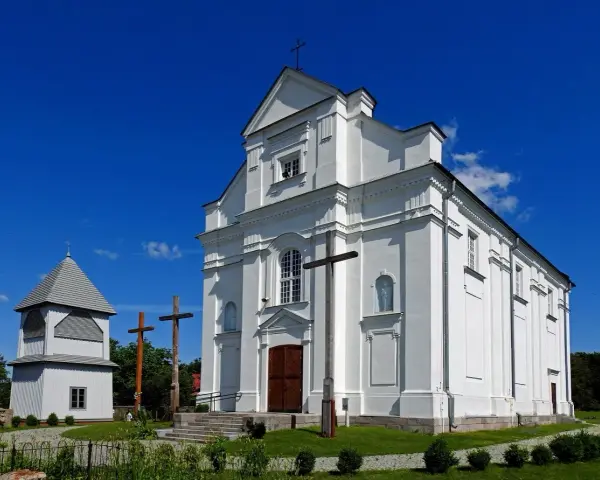 Biały kościół z dzwonnicą i krzyżami. Darowizna na cele kultu religijnego wspiera takie miejsca.
