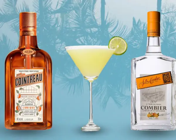 Cointreau kontra Triple Sec w koktajlach: pomarańczowy likier Cointreau i przezroczysty Combier obok drinka z limonką.