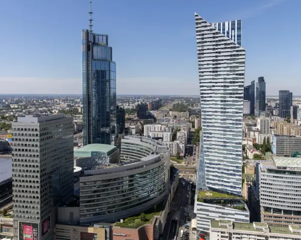 Warszawski wieżowiec, jeden z najwyższych budynków w Europie, góruje nad panoramą miasta.