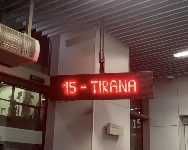 Tablica informacyjna "15 - Tirana" świeci na czerwono. Czy w Tiranie jest bezpiecznie?
