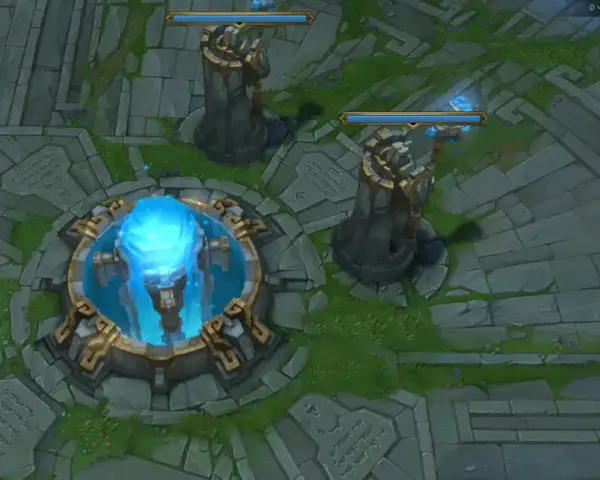 Widok z lotu ptaka na mapę gry League of Legends z wieżami i niebieskim kryształem.
