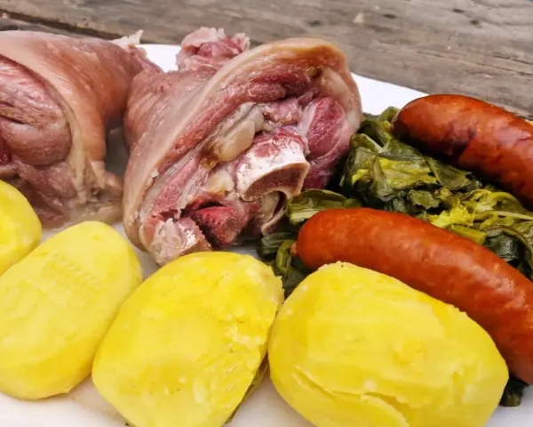 Plato de lacón con grelos, patatas y chorizo. Un festín gallego listo para disfrutar.