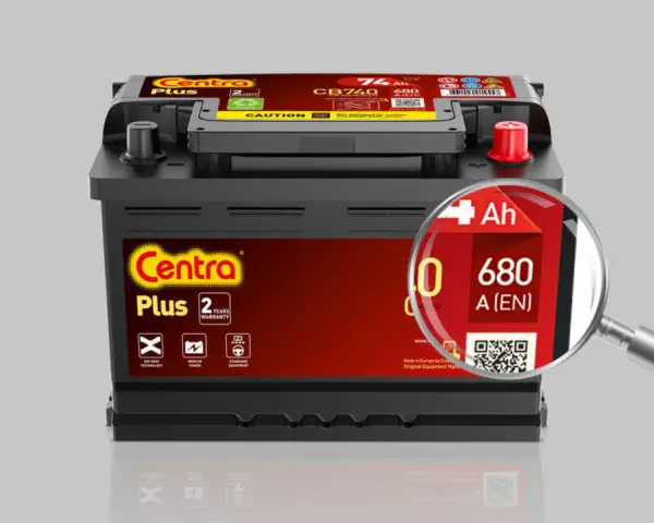 Akumulator Centra Plus 74 Ah, z powiększeniem pokazującym 680 A (EN).