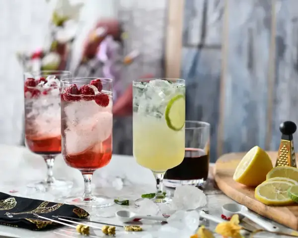 Orzeźwiające drinki z malinami i limonką, jak z wakacji w Malibu. Idealny Malibu Barbie drink na lato.