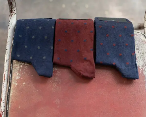 Jakie skarpetki do niebieskiego garnituru? Unikaj tych błędów!