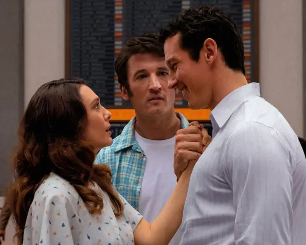 Miles Teller in un film, con Elizabeth Olsen e un altro uomo che si tengono per mano.