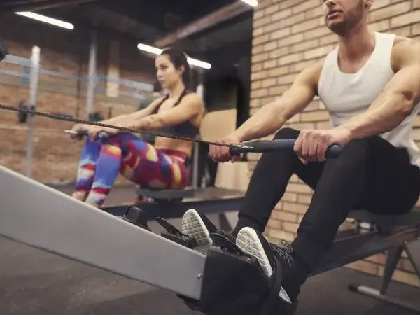 Cardio przed czy po treningu na redukcji - najlepsza strategia dla spalania tłuszczu