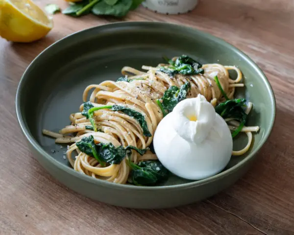 Pasta mit Spinat und einer cremigen Burrata, verfeinert mit einer leichten zitronensauce. Ein Genuss!