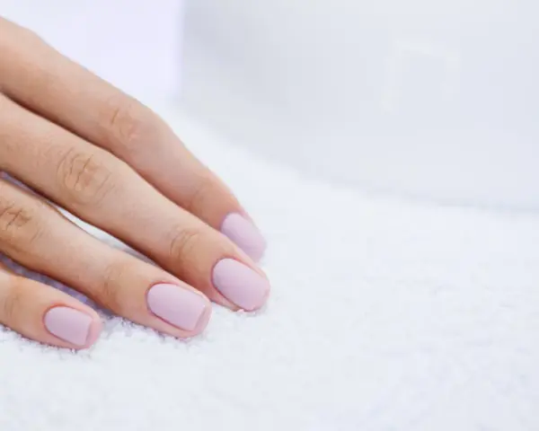 Manicure hybrydowy krok po kroku: Zrób to sama bez błędów!