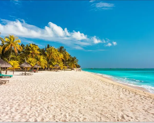 Rajska plaża na Mauritiusie w styczniu. Biały piasek, palmy, turkusowa woda i słońce. Idealne miejsce na relaks.