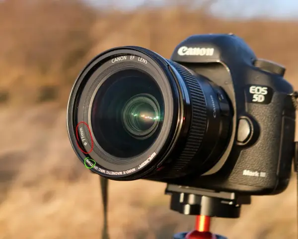 Canon EOS 5D Mark III z obiektywem. Widoczne oznaczenie średnicy 77mm, sugerujące rodzaje filtrów do obiektywu.