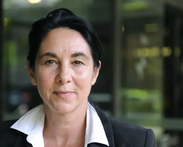 Silvia Tortora, con un'espressione serena, affronta la vita nonostante la sua malattia.