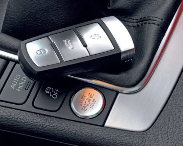 Kluczyk do samochodu leży na konsoli środkowej obok przycisku Start/Stop. System keyless go umożliwia uruchomienie silnika bez kluczyka.