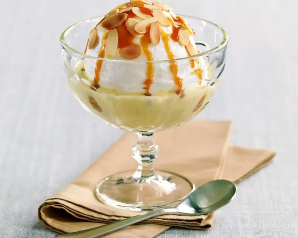 Île flottante, une recette de grand-mère réconfortante. Nuage de meringue, crème anglaise vanillée, caramel et amandes effilées.